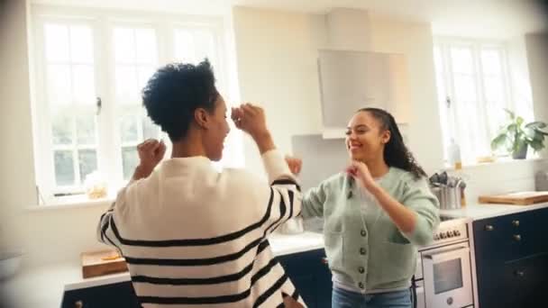 Yetişkin Bir Anne Genç Bir Kız Mutfakta Birlikte Dans Ediyor — Stok video