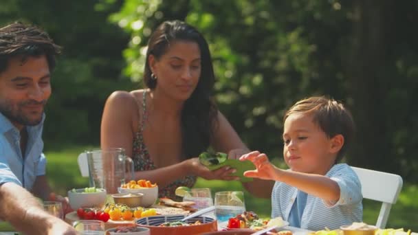 自宅で庭で屋外食事を楽しむ家族 スローモーションで撮影 — ストック動画