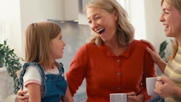 Multi Generation Kvindelig Familie Sidder Køkkenet Derhjemme Taler Griner Sammen – Stock-video