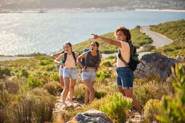 Groep Van Vrouwelijke Vrienden Met Rugzakken Vakantie Wandeling Door Het — Stockfoto
