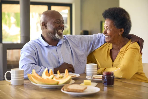 Senioren Paar Thuis Genieten Van Ontbijt Rond Tafel Samen — Stockfoto