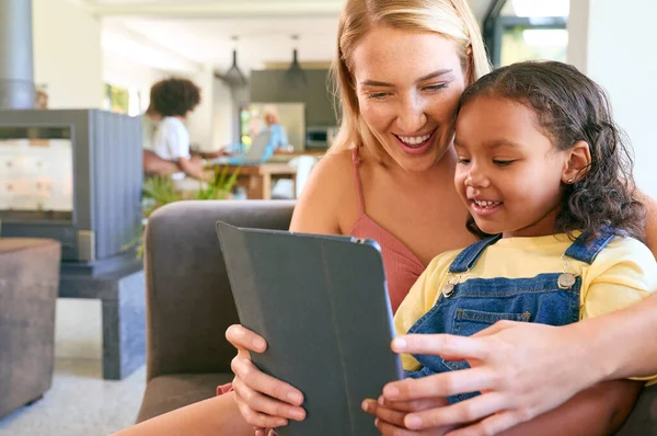 Mãe Filha Usando Tablet Digital Casa Com Família Várias Gerações — Fotografia de Stock
