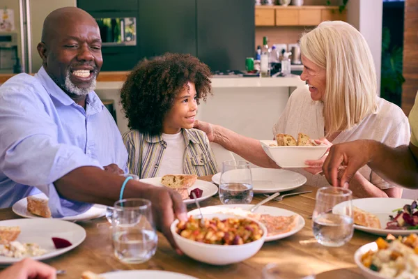 Família Multi Geração Que Senta Torno Tabela Que Serve Alimento — Fotografia de Stock