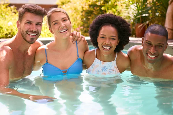 Portret Van Groep Van Glimlachende Multiculturele Vrienden Vakantie Het Zwembad — Stockfoto