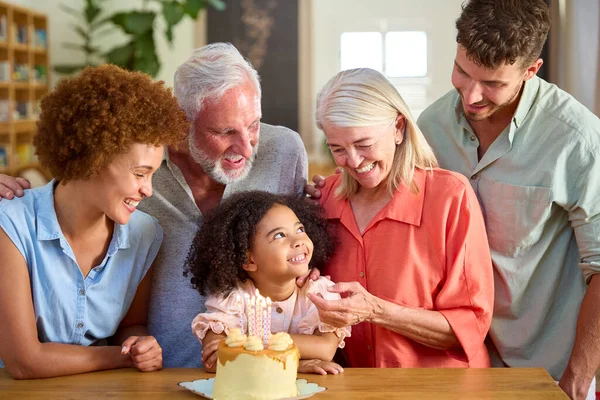 Mehrgenerationenfamilie Feiert Den Geburtstag Der Enkelin Hause Mit Kuchen — Stockfoto