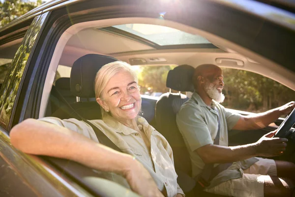 Starsza Para Ciesząc Się Wycieczka Letni Dzień Samochodzie Razem — Zdjęcie stockowe