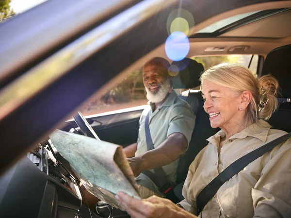 Seniorenpaar Auf Tagesausflug Fährt Auto Und Liest Landkarte — Stockfoto