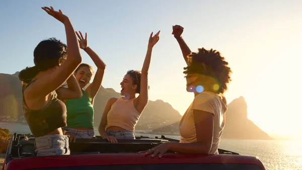 Freundinnen Stehen Durch Sonnendach Auto Und Tanzen Auf Road Trip — Stockfoto