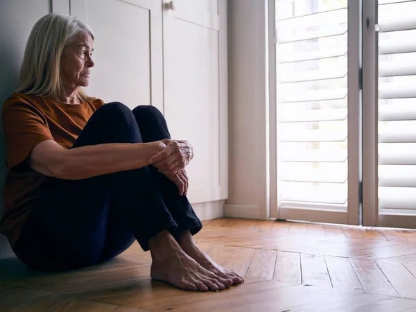 Przygnębiona Starsza Kobieta Cierpiąca Powodu Złego Zdrowia Psychicznego Siedzi Podłodze — Zdjęcie stockowe