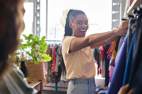 Twee Vrouwelijke Vrienden Winkelen Voor Kleding Fashion Store Samen — Stockfoto