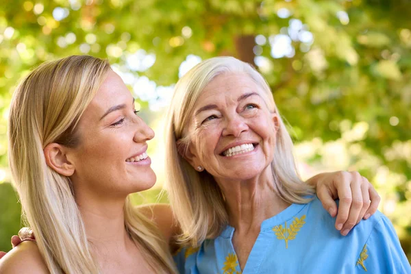 Mehrgenerationenfamilie Mit Älterer Mutter Und Erwachsener Tochter Lacht Garten — Stockfoto