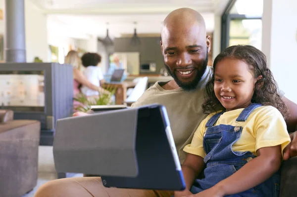 Pai Filha Usando Tablet Digital Casa Com Família Várias Gerações — Fotografia de Stock