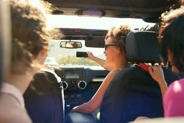 Gülen Kadın Arkadaşlar Yolculukta Açık Arabada Selfie Için Eğlenceli Pozlar — Stok fotoğraf
