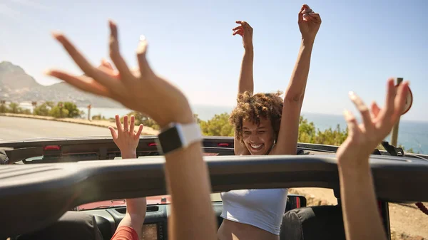 Bir Grup Gülen Bayan Arkadaş Ellerini Arabanın Çatısından Geçirip Yola — Stok fotoğraf