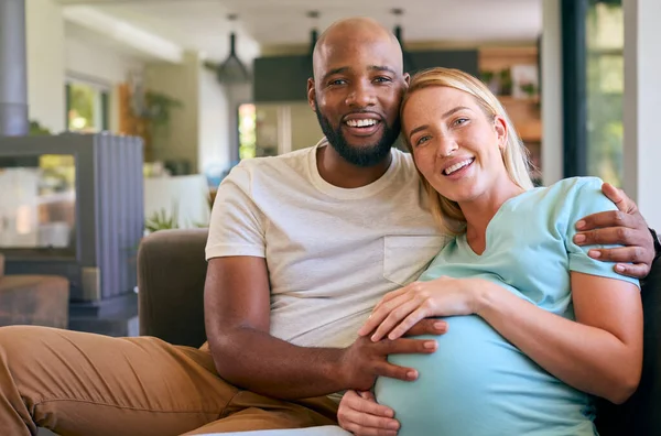 Loving Multi Raciale Paar Met Zwangere Vrouw Bank Thuis Met — Stockfoto