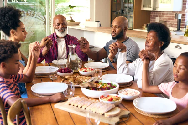 Familia Multigeneracional Uniendo Sus Manos Rezando Antes Comer Casa —  Fotos de Stock