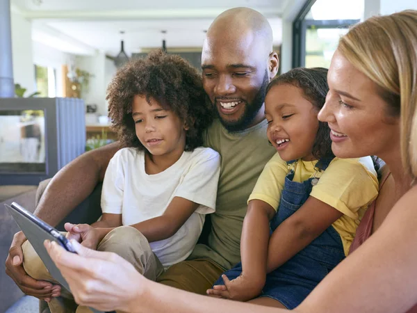 Χαμογελώντας Οικογένεια Κάθεται Στον Καναπέ Χρησιμοποιώντας Ψηφιακή Ταμπλέτα Στο Σπίτι — Φωτογραφία Αρχείου