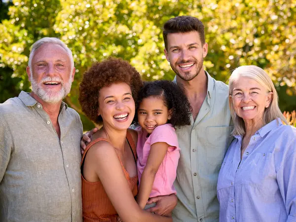 Retrato Família Multi Geração Que Está Jardim Que Sorri Câmera — Fotografia de Stock