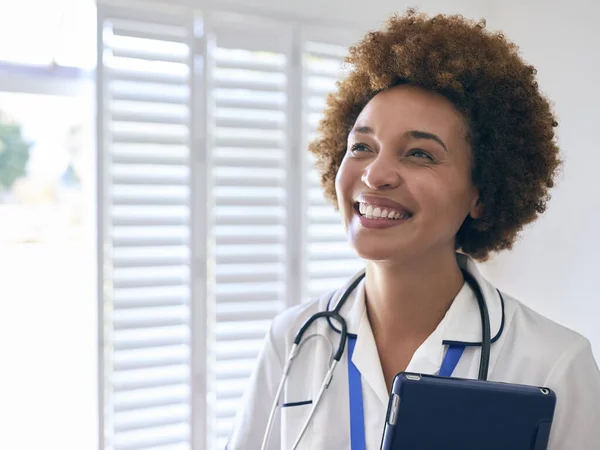 Portrett Smilende Kvinnelig Sykepleier Iført Uniform Med Digital Tablett Privat – stockfoto