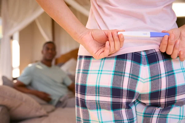 Vrouw Slaapkamer Verbergen Positieve Zwangerschap Test Achter Terug Naar Verrassing — Stockfoto