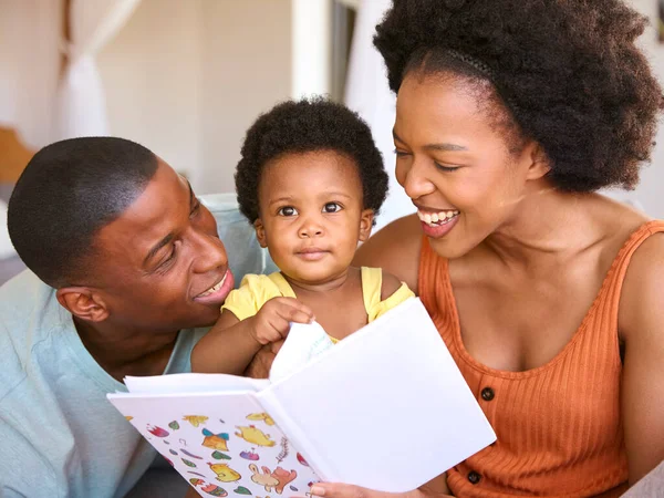 Familie Zit Bank Thuis Met Ouders Lezen Boek Met Jonge — Stockfoto