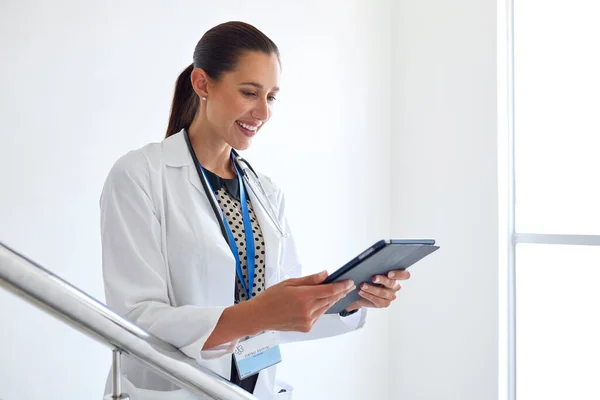 Portrett Kvinnelig Lege Med Digital Tablett Sjekke Pasientnotater Trappene Sykehuset – stockfoto