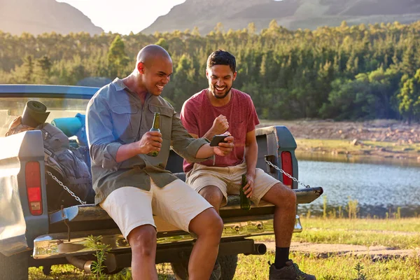 Zwei Männliche Freunde Mit Rucksäcken Pickup Truck See Trinken Bier — Stockfoto