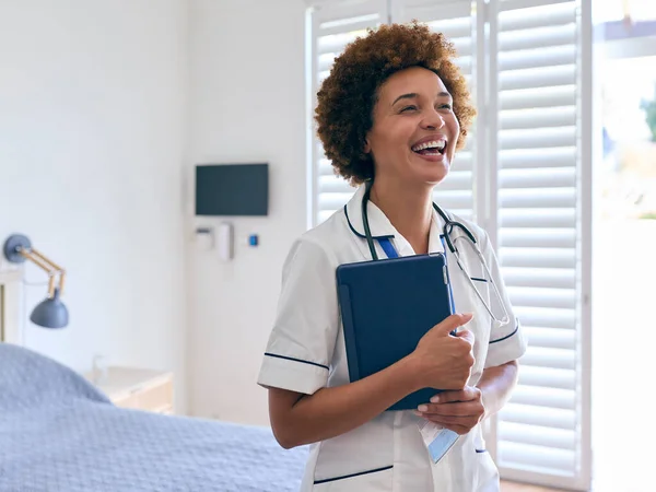 Retrato Enfermeira Sorridente Vestindo Uniforme Com Tablet Digital Quarto Hospital — Fotografia de Stock
