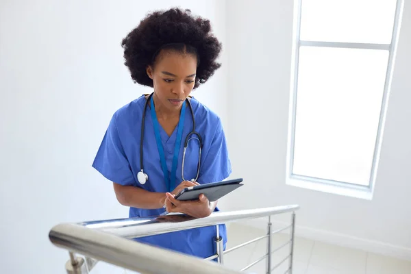 Médica Enfermeira Com Tablet Digital Verificando Notas Paciente Nas Escadas — Fotografia de Stock