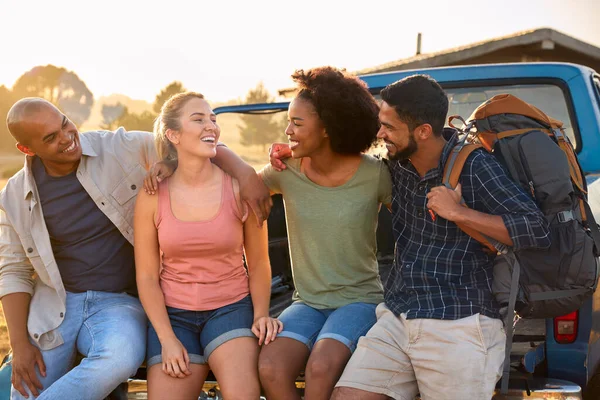 Group Friends Sitting Tailgate Pick Truck Road Trip Cabin Countryside — Stock Photo, Image