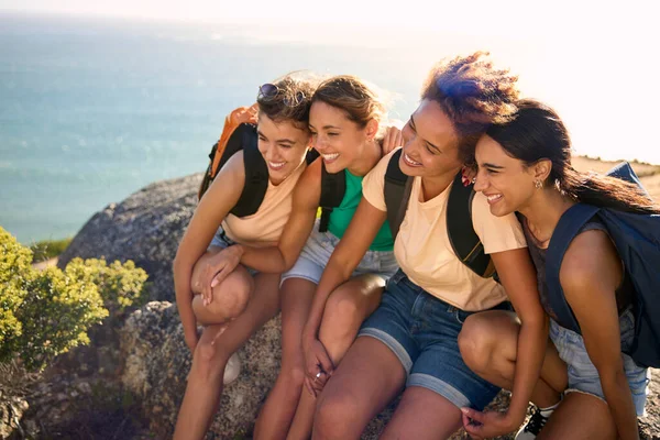 Vrouwelijke Vrienden Met Rugzakken Vakantie Nemen Van Een Pauze Wandeling — Stockfoto