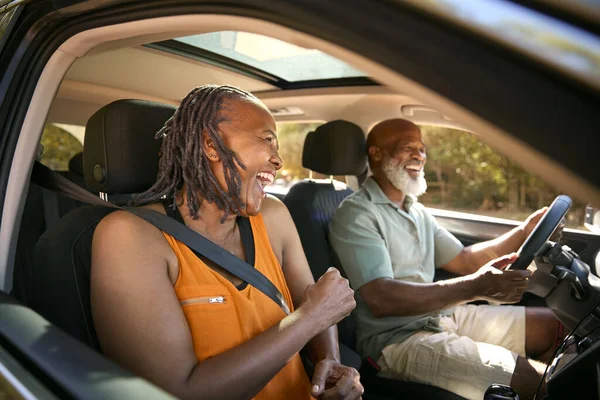 Seniorenpaar Genießt Gemeinsam Sommerausflug Auto — Stockfoto