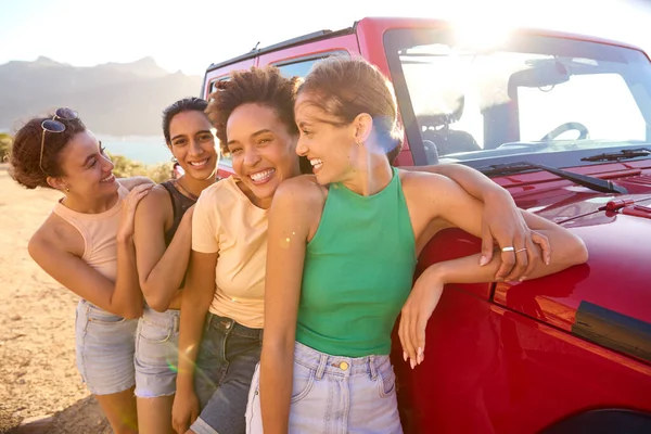 Γελώντας Φίλες Διακοπές Έχοντας Διασκέδαση Στέκεται Ανοιχτό Top Car Για — Φωτογραφία Αρχείου