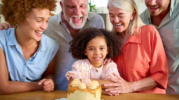 Mehrgenerationenfamilie Feiert Den Geburtstag Der Enkelin Hause Mit Kuchen — Stockfoto