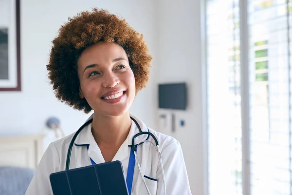 Portrét Usmívající Ženské Sestřičky Nosící Uniformu Digitálním Tabletem Soukromém Nemocničním — Stock fotografie