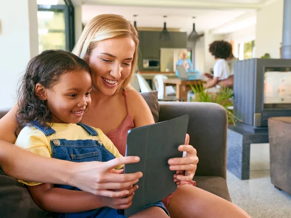 Madre Hija Usando Tableta Digital Casa Con Familia Multi Generación —  Fotos de Stock