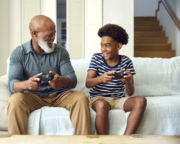 Avô Neto Sofá Casa Jogando Videogame Juntos Com Menino Celebrando — Fotografia de Stock
