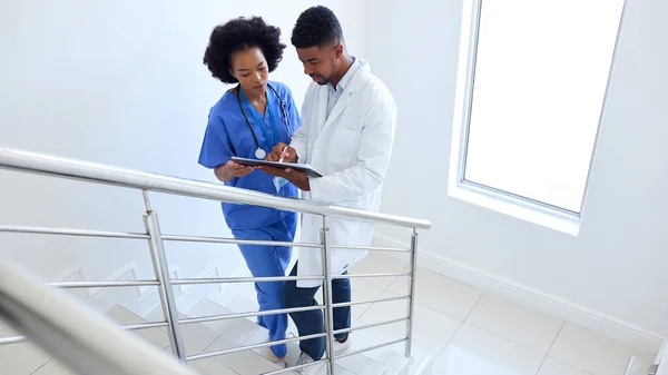 Médico Masculino Enfermeira Feminina Discutindo Notas Paciente Sobre Escadas Edifício — Fotografia de Stock