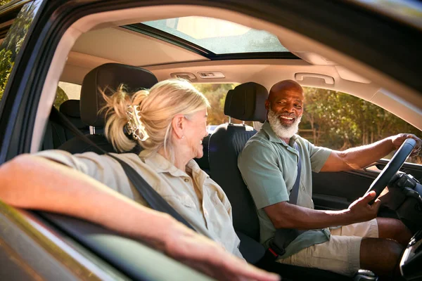 Seniorenpaar Genießt Gemeinsam Sommerausflug Auto — Stockfoto