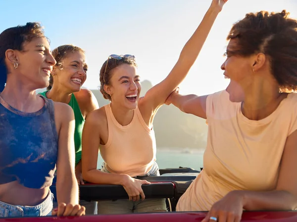 Amigos Femeninos Que Levantan Través Sun Roof Car Bailan Viaje — Foto de Stock