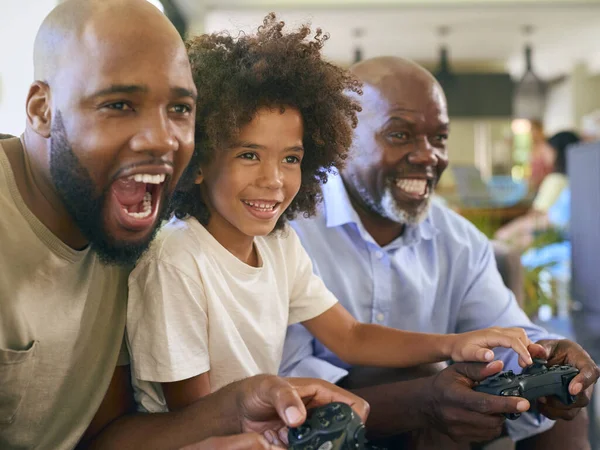 多代男性家庭玩电脑游戏玩乐坐在沙发上在家 — 图库照片