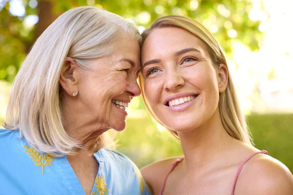 Több Generációs Család Idősebb Anyával Felnőtt Lánnyal Nevetés Kertben — Stock Fotó