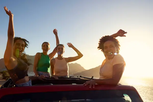 Freundinnen Stehen Durch Sonnendach Auto Und Tanzen Auf Road Trip — Stockfoto