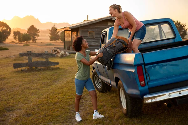 Zwei Freundinnen Laden Rucksack Von Pick Truck Auf Reise Hütte — Stockfoto
