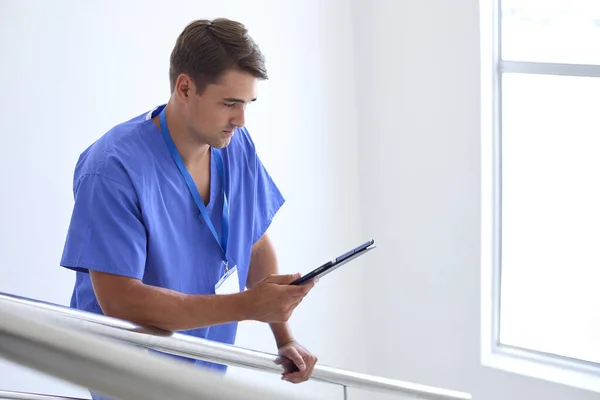 Mężczyzna Lekarz Lub Pielęgniarka Cyfrowy Tablet Sprawdzanie Uwagi Pacjenta Schodach — Zdjęcie stockowe