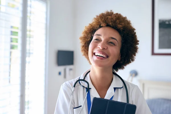 Retrato Enfermeira Sorridente Vestindo Uniforme Com Tablet Digital Quarto Hospital — Fotografia de Stock