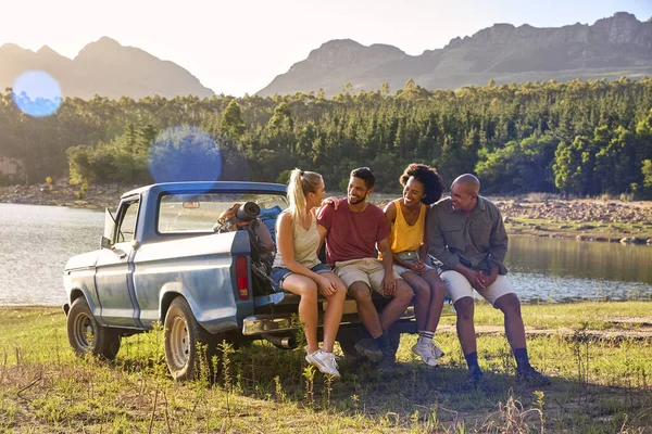 Group Friends Backpacks Pick Truck Road Trip Lake Mountains — Stock Photo, Image