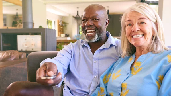 Multi Raciale Senior Paar Bank Thuis Samen Kijken — Stockfoto