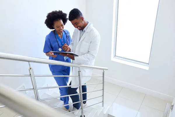 Mężczyzna Lekarz Kobieta Pielęgniarka Omawiają Notatki Pacjentów Schodach Budynku Szpitala — Zdjęcie stockowe