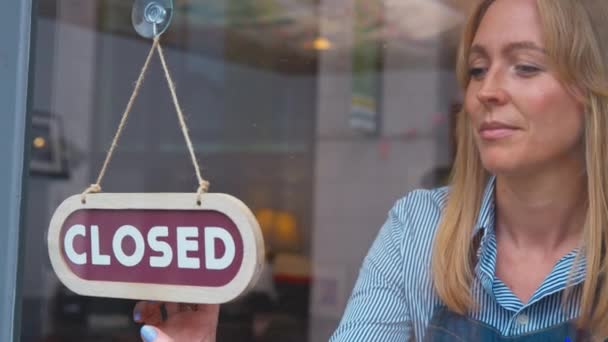 Kobieta Pracująca Sklepie Lub Kawiarni Obracając Okrągły Znak Drzwiach Zamkniętego — Wideo stockowe